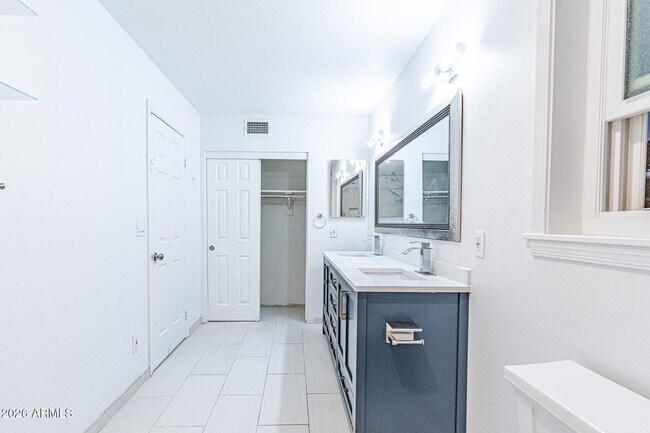 Building Photo - 5625 E Tierra Buena Ln