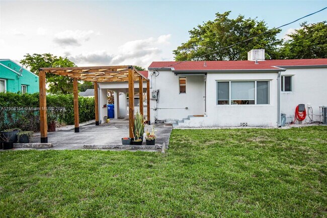 Building Photo - 1050 NW 46th St