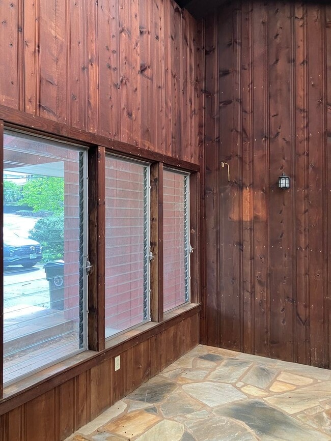 Building Photo - 3 BR/3 BA Home with Large Yard