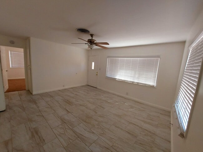 Building Photo - 2 Bedroom close to downtown