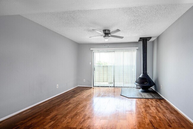 Building Photo - 3085 Walnut Bend Ln