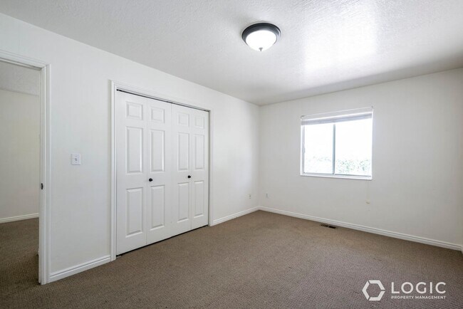 Building Photo - 934 E 500 N