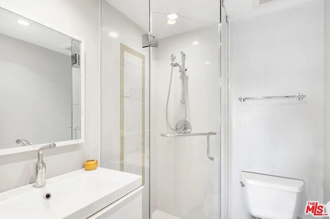 Building Photo - 121 S Palm Dr