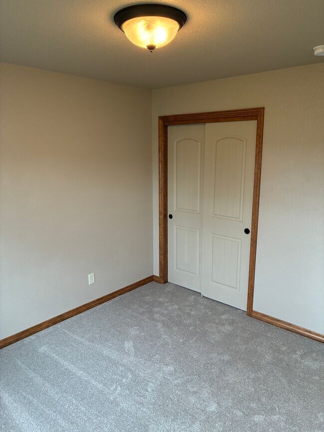 Building Photo - Beautiful 3 bedroom, 2 Bath Ranch with Attached 2 Car Garage and Fenced In Yard-The Meadows in We...