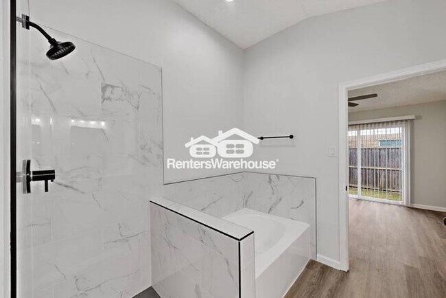 Building Photo - MOVE IN READY - 3BED/2.5BATH - CARROLLTON ...