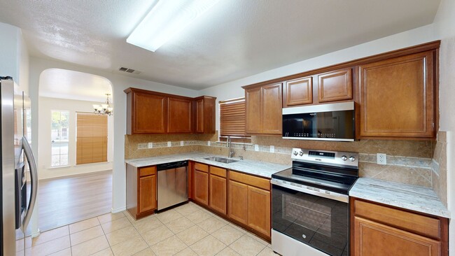 Building Photo - PRICE IMPROVEMENT IN WHITE ROCK $1,995!!!!