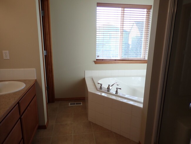 Building Photo - Beautiful 5 Bedroom Puyallup Home