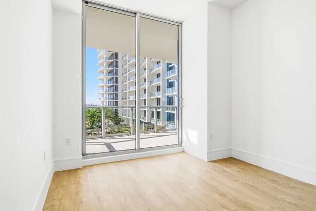 Building Photo - 220 Lake Shore Dr