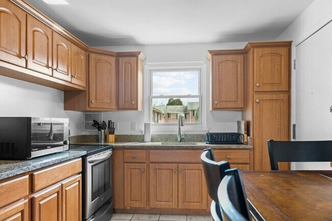 Building Photo - 70 Carroll Ave