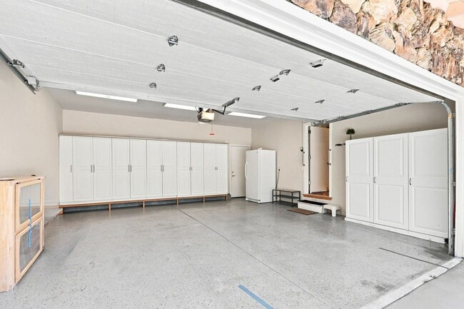 Building Photo - Million Dollar Views! Available Now!