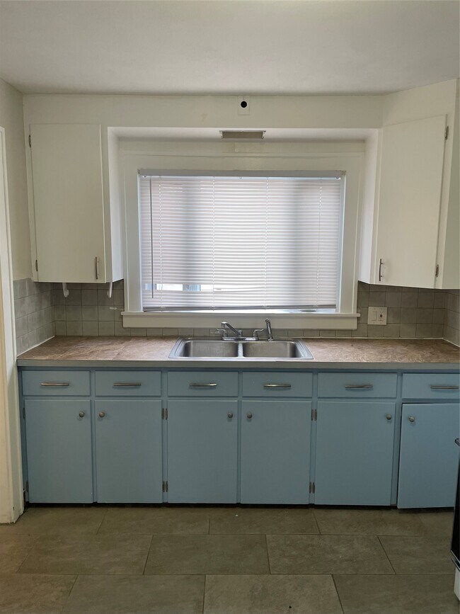 Building Photo - 408 Squires Ave