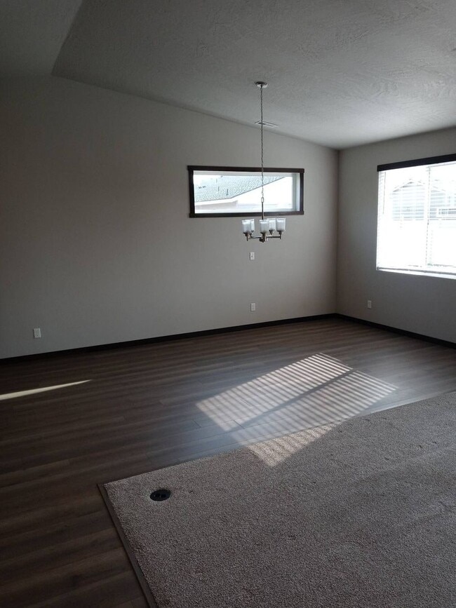Building Photo - Beautiful 3-bedroom, 2-bath home at Woodbr...