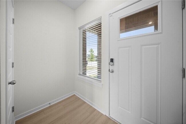 Building Photo - 3844 Pinecrest St