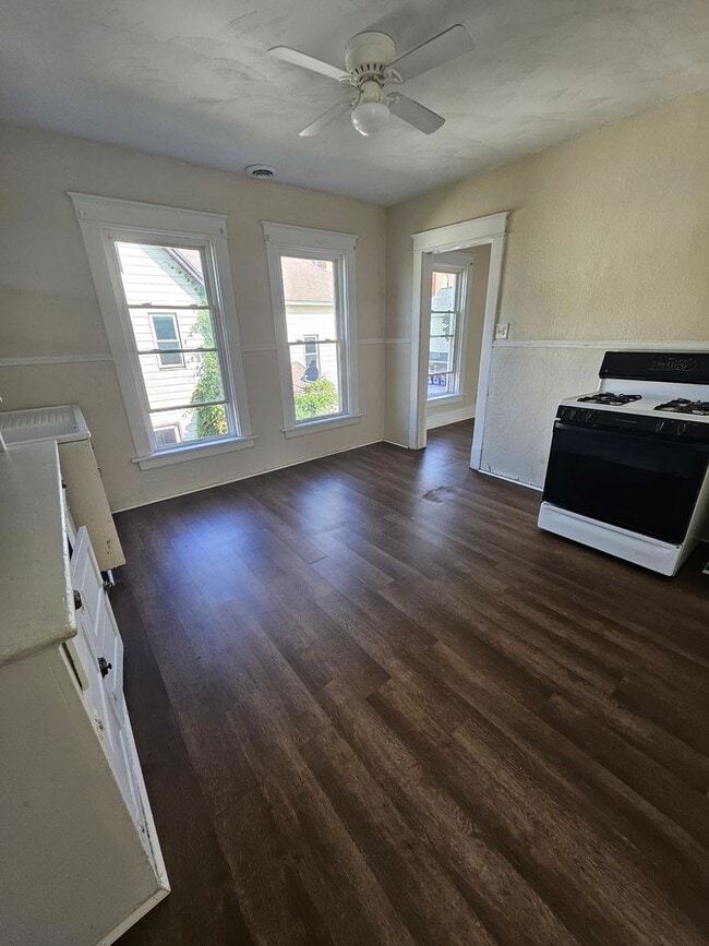 Building Photo - Upper 3 bedroom unit