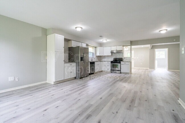 Building Photo - 9196 White Oak Dr