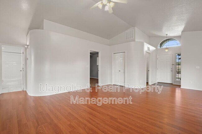 Building Photo - 979 Peregrine Dr