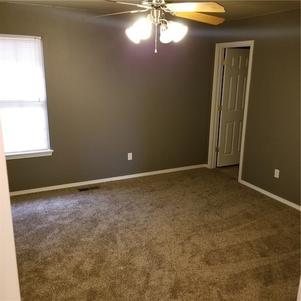 Building Photo - 2221 Skyler Dr