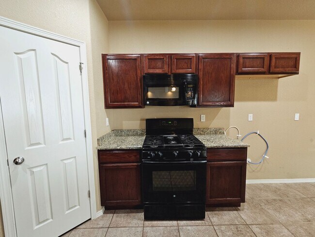 Building Photo - Beautiful 4 bedroom 2.5 bath home in Northeast El Paso!