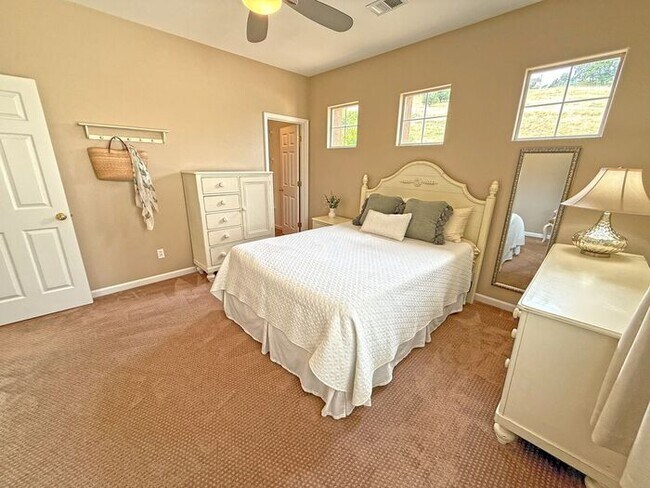Building Photo - 5881 Capilano Dr