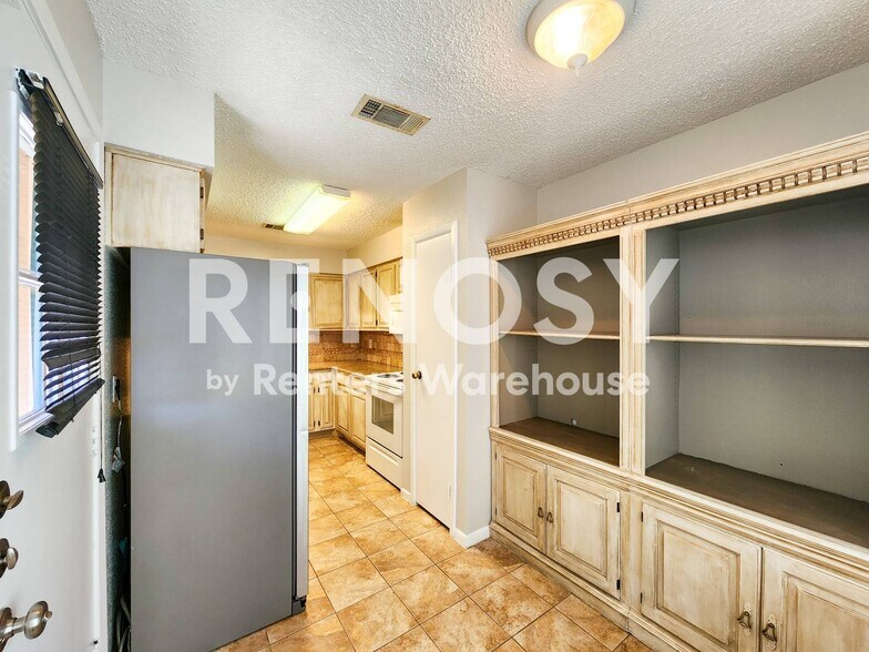 Building Photo - 17742 Kings Park Ln