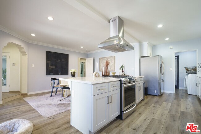 Building Photo - 1032 Masselin Ave