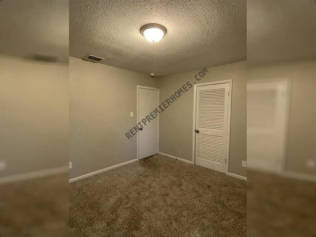 Building Photo - 7400 Debbie Dr