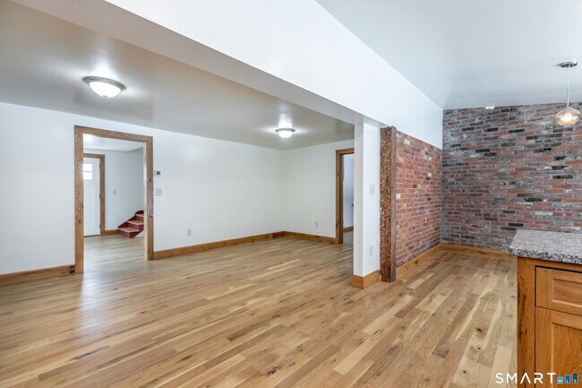 Building Photo - 14 Browns Ln