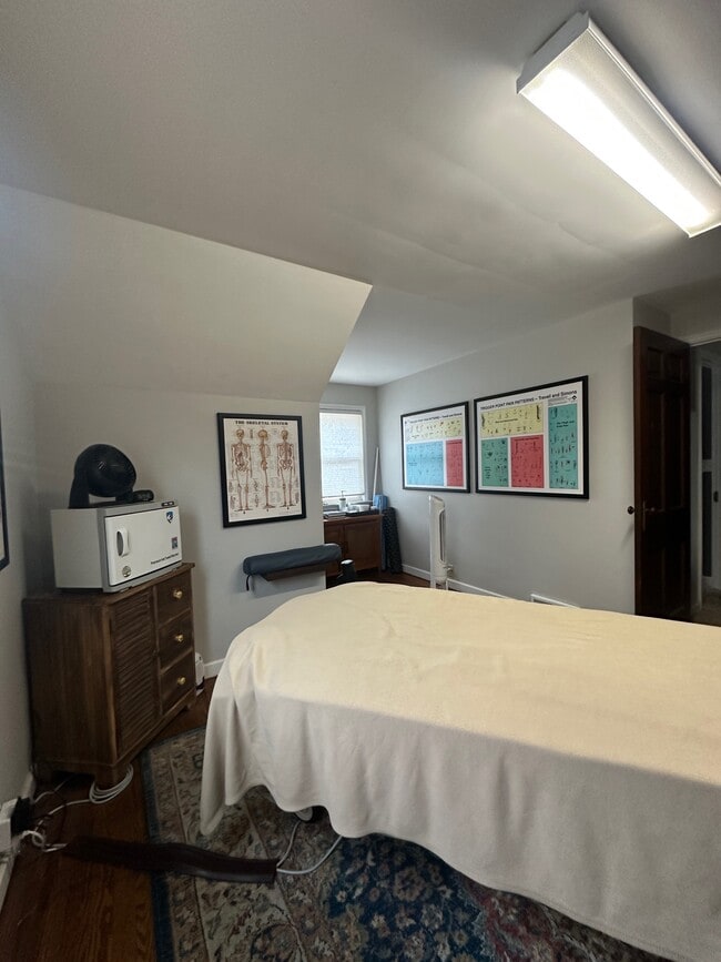 Building Photo - 932 Robinson St