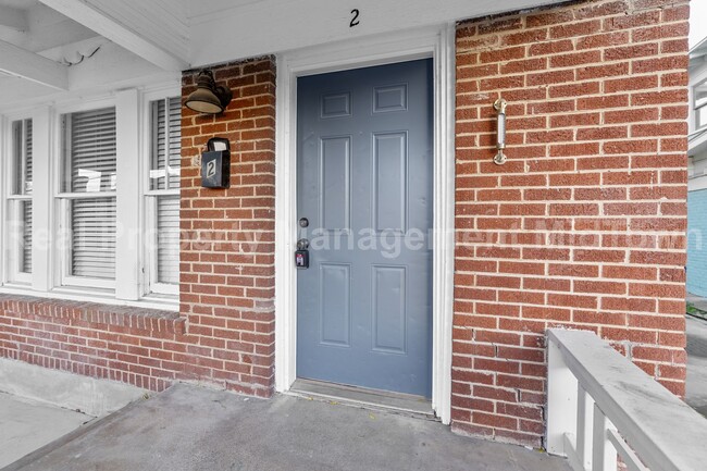 Building Photo - Charming studio 1-bathroom townhome in the...