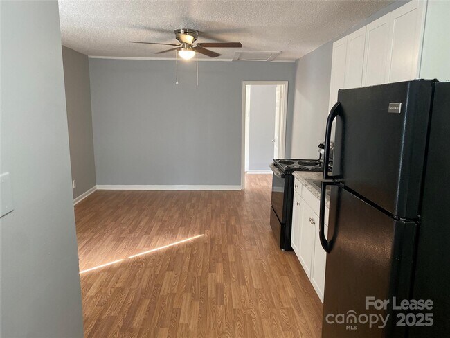 Building Photo - 3805 Miriam Dr