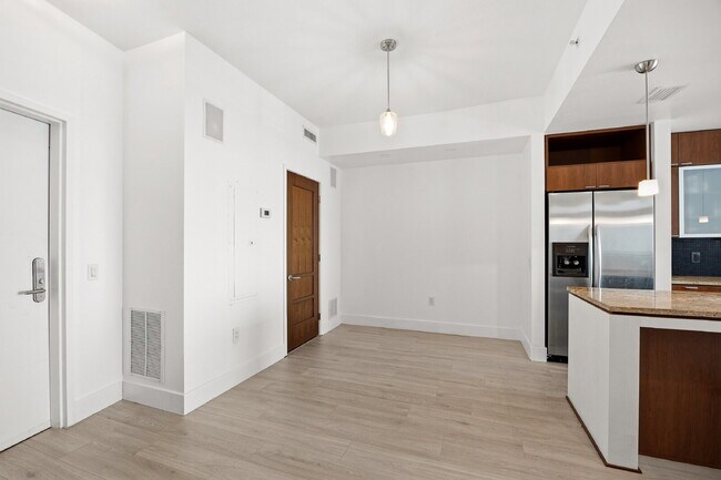 Building Photo - "Experience Urban Elegance: Spacious 2BR/2BA Condo in the Heart of Tampa!"