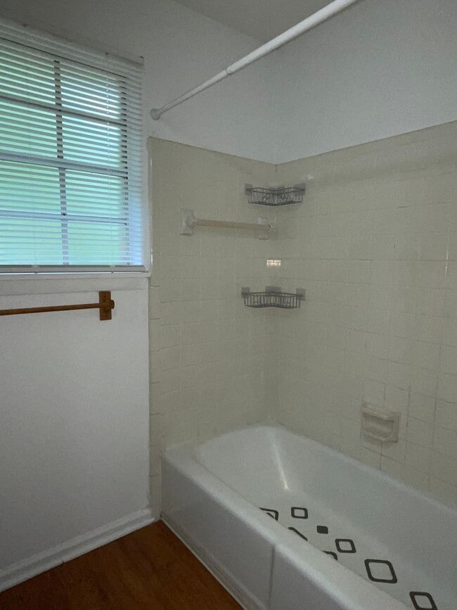Building Photo - Spacious Home in Country Club Estates