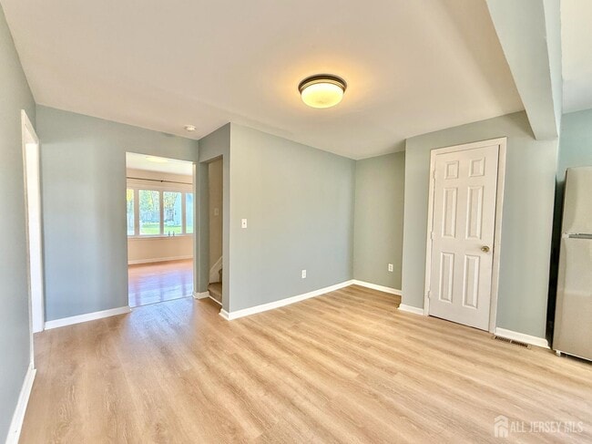 Building Photo - 33 Windsor Dr