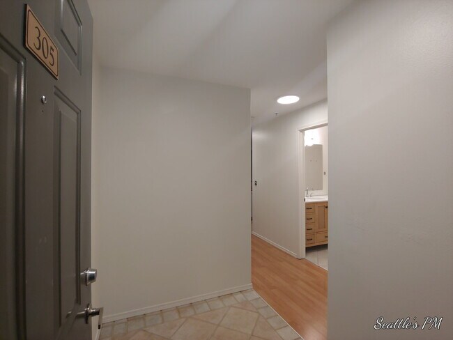 Building Photo - Perfect Location! Greenwood Condo!