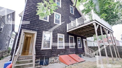 Building Photo - Charming 1.5 Bedroom