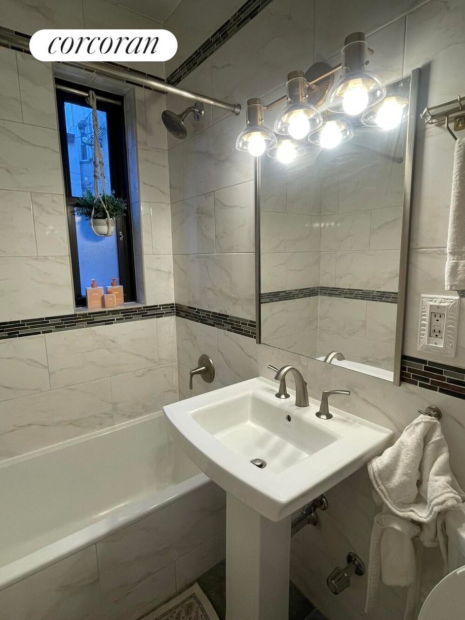 Building Photo - 100 W 12th St