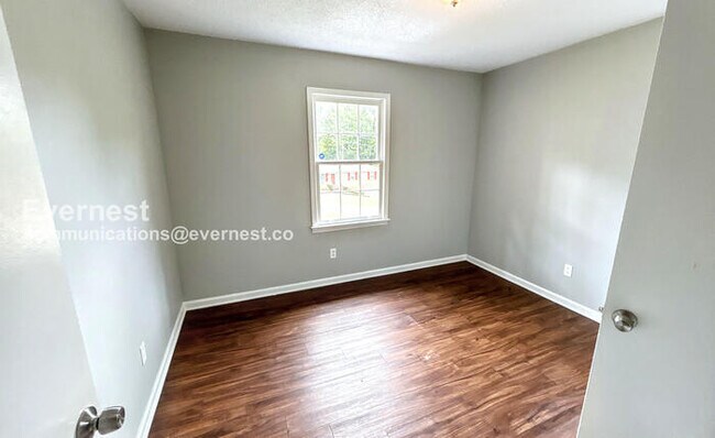 Building Photo - SPECIAL PROMOTION | 3 Bed, 2 Bath Home with Garage / Pet-Friendly / Available Soon!