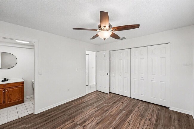 Building Photo - 1290 Amberlea Dr E