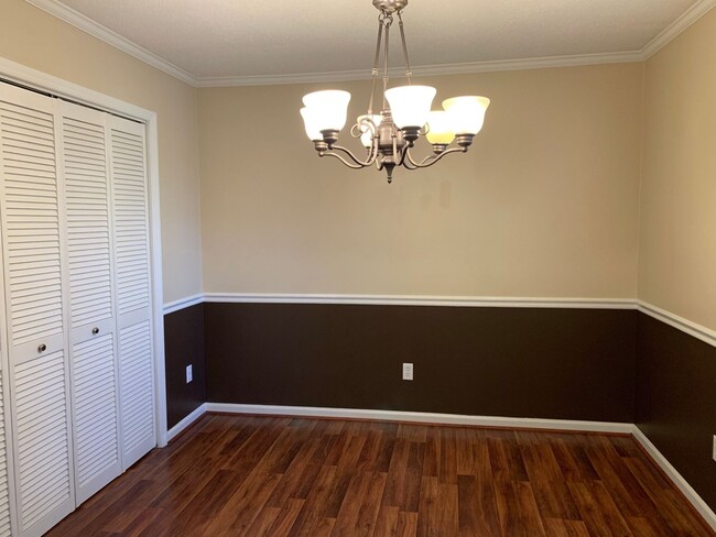 Building Photo - 2 BEDROOM CHARMER-PRIVATE PATIO- 2 brm  2....