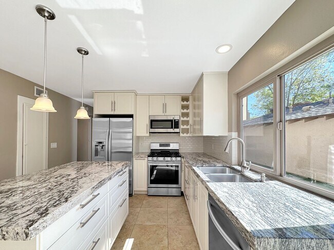 Building Photo - Beautiful 4B 2BA Home w/ AC, W/D, & Solar Panels!