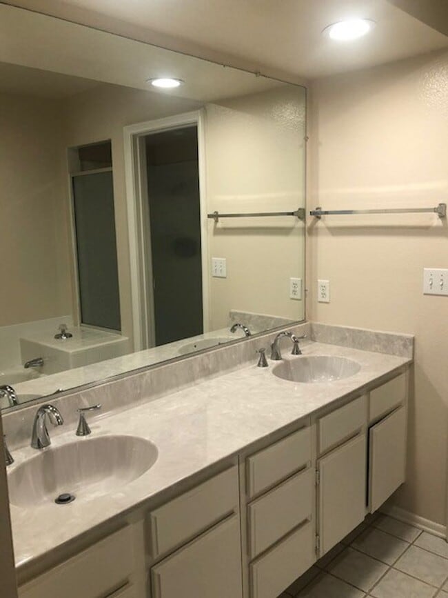 Building Photo - Remodeled 2-Bed, 2-Bath Condo with Garage ...