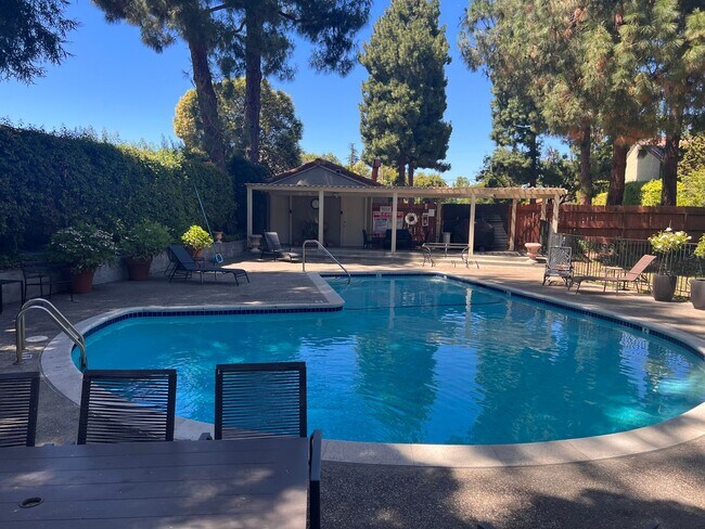 Building Photo - Spacious 2 Bedroom with Attached Garage Cl...
