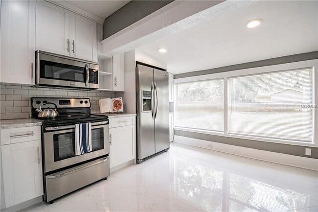 Building Photo - "Charming 3-Bed, 2-Bath Gem in Tampa's Heart - 1244 Sq Ft of Comfort Awaits!"