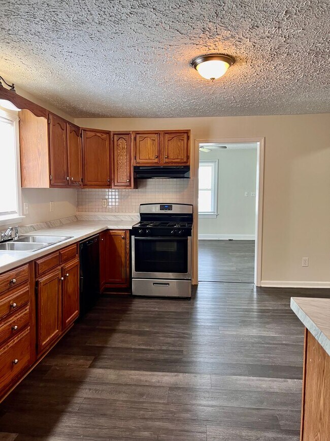 Building Photo - AVAILABLE AUGUST 14! 3 Bedroom Home Near Downtown Clarksville