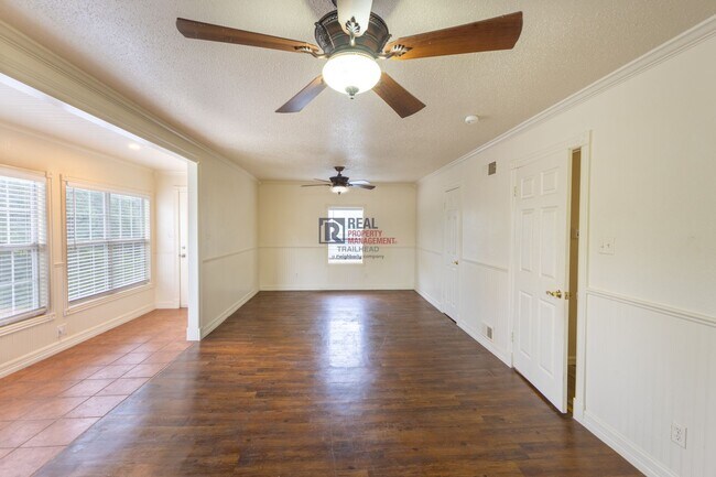 Building Photo - Distinctive Glen Rose Home with Large Rooms, Fenced Yard & Covered Parking