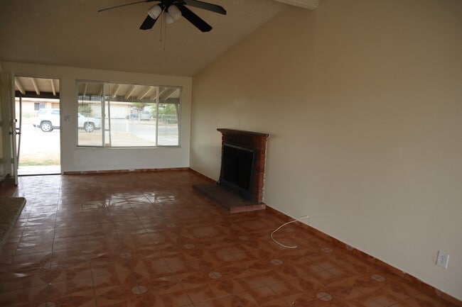 Building Photo - Apple Valley, 3 Bedroom, 2 Bathrooms, 1/2 acre property, Fully fenced