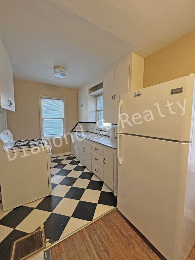 Building Photo - Cute and Clean 2 Bedroom Home Close to Mercy!