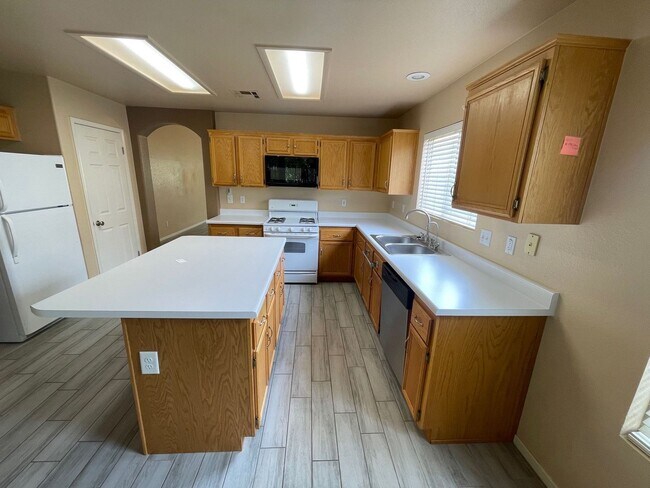 Building Photo - CHARMING 3BD/2BA HOME NEAR ELKHORN