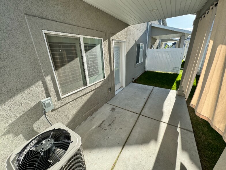 Building Photo - 2080 W 1755 S
