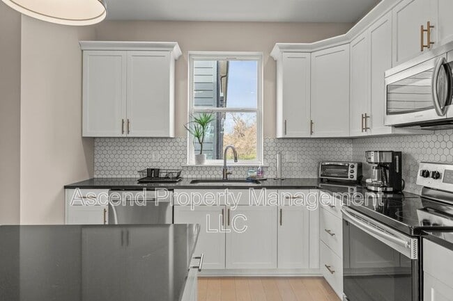 Building Photo - 3155 St Elmo Ave